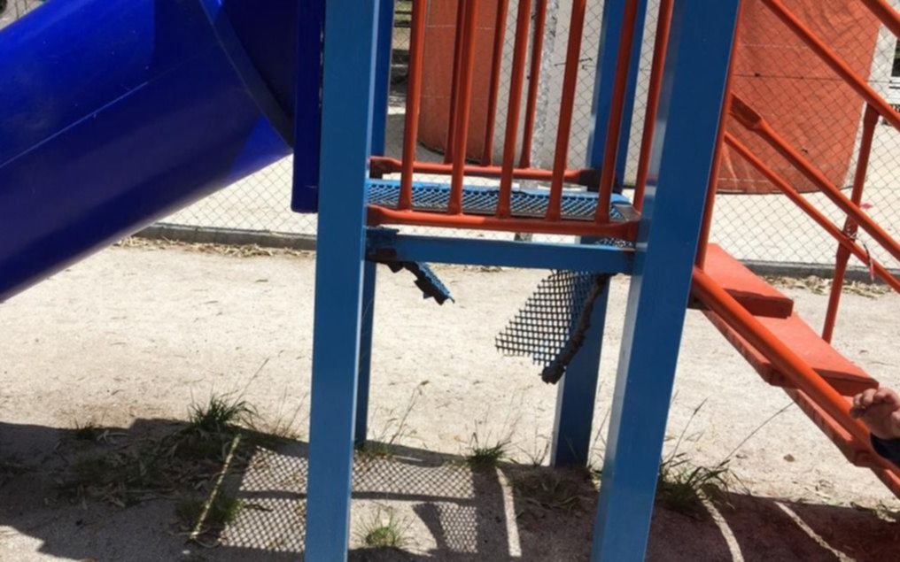 Indignación vecinal por el deterioro de juegos del Parque Saavedra