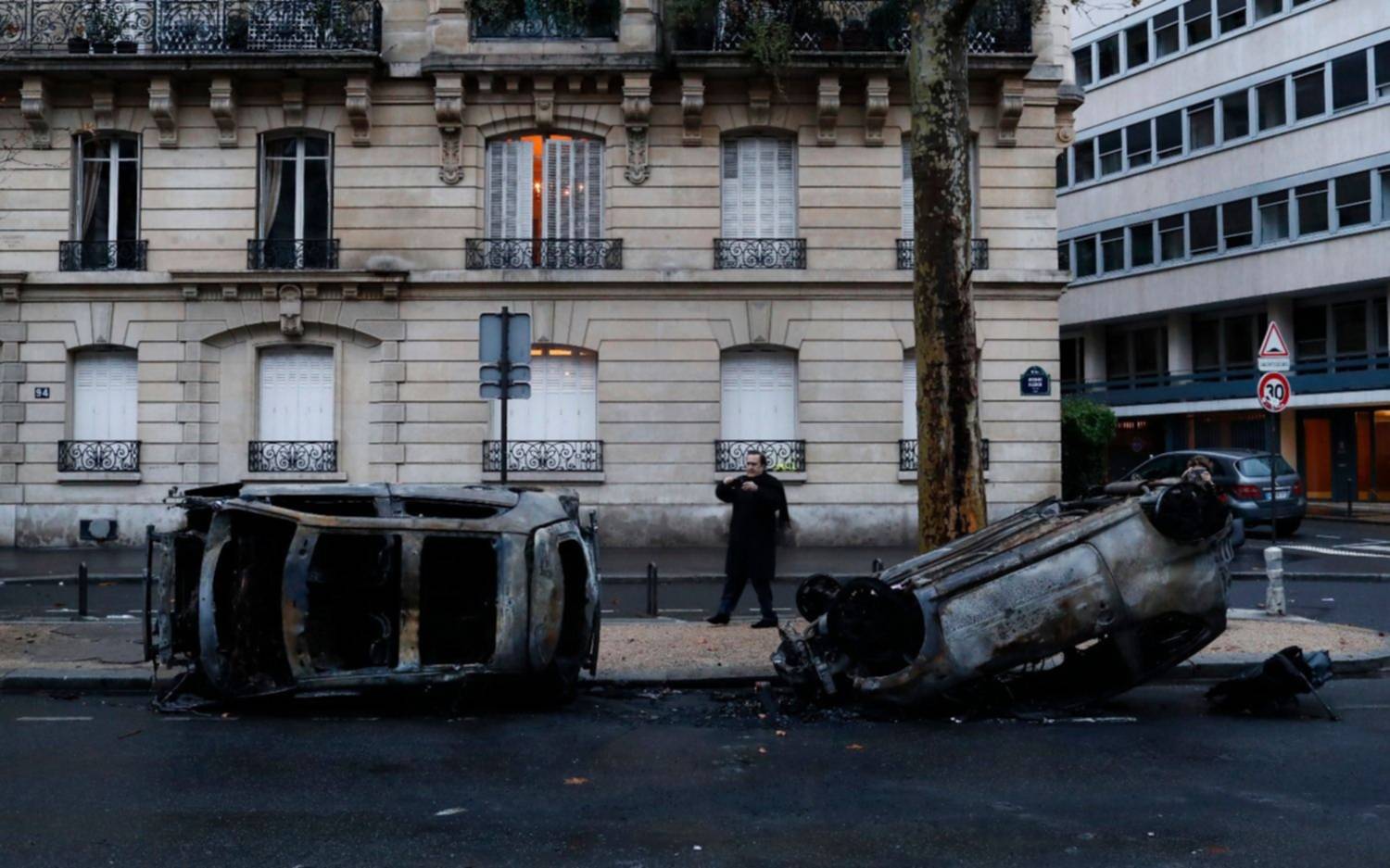 "Chalecos amarillos": París es un caos y Macron  evalúa declarar el estado de emergencia 