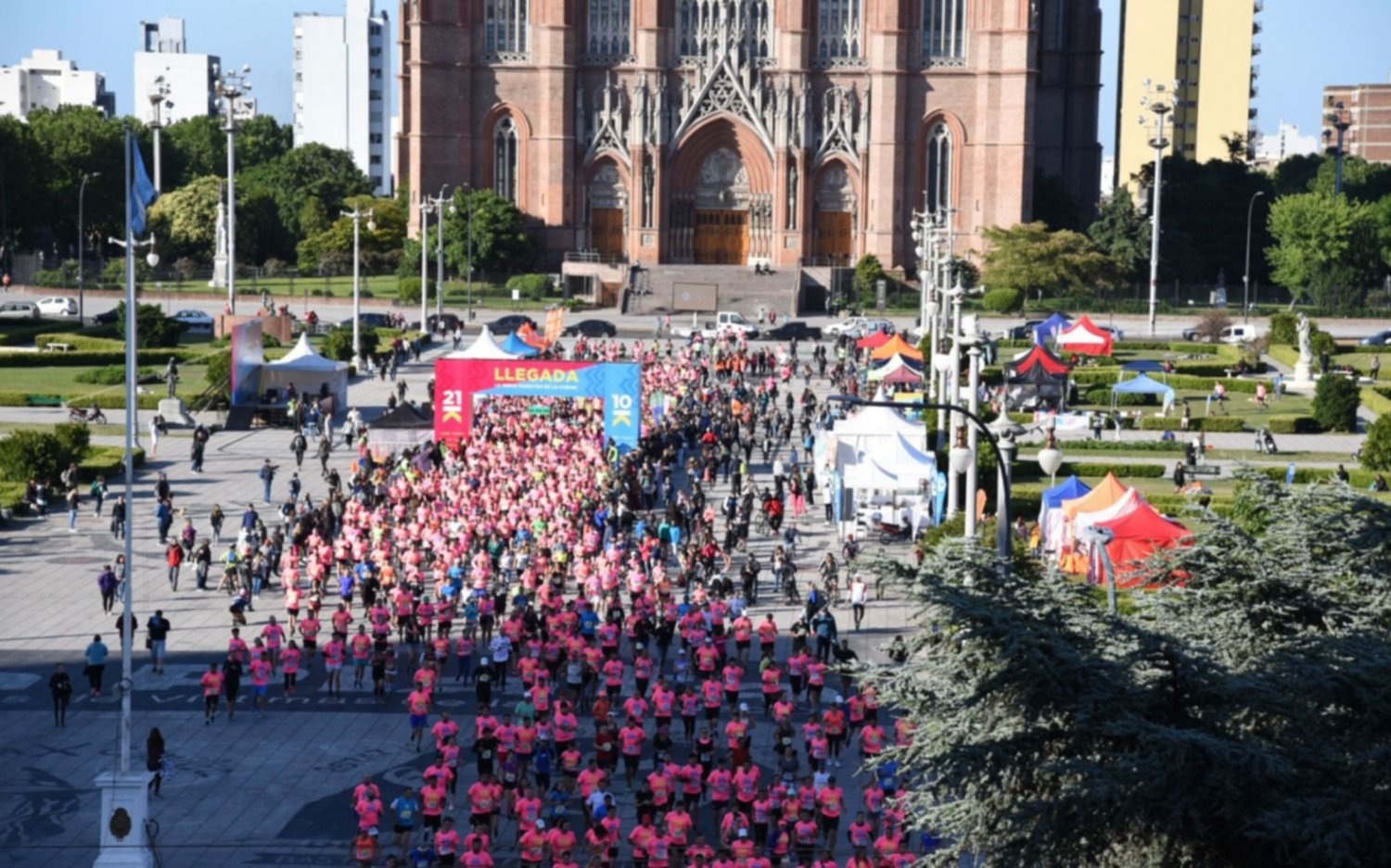 Más de 3000 corredores participaron de la media maratón por el aniversario de La Plata