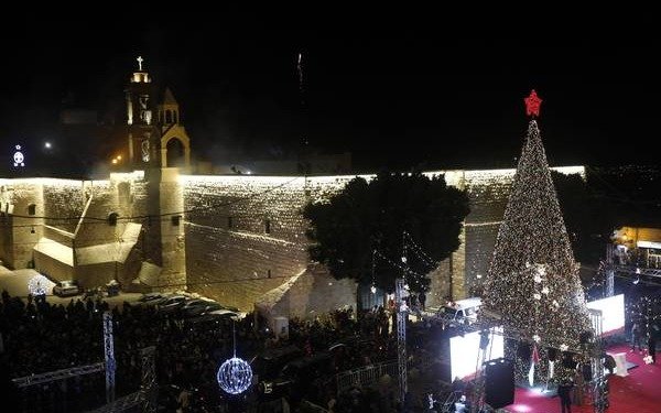 Encendieron el gran árbol de Navidad en la plaza de Belén