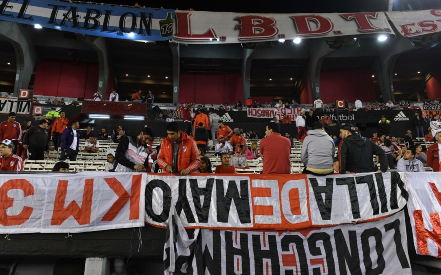 Banderas al revés en el Monumental