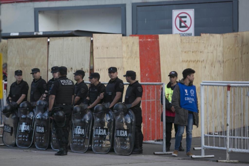 Una “multitud” de policías en la esquina del ataque a Boca