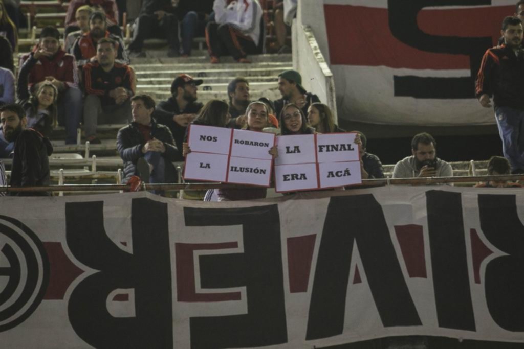 Protesta de los hinchas de River, contra Conmebol y su barra