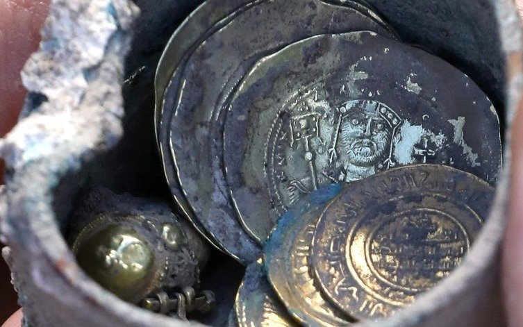 Descubren un cofre con monedas de hace 900 años en Cesárea 
