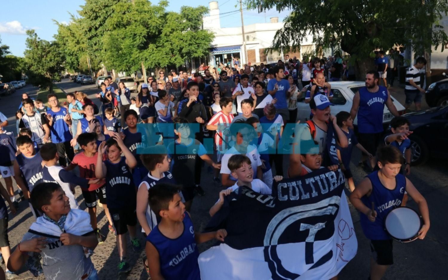 Vecinos realizaron un abrazo simbólico para apoyar al Círculo Cultural Tolosano