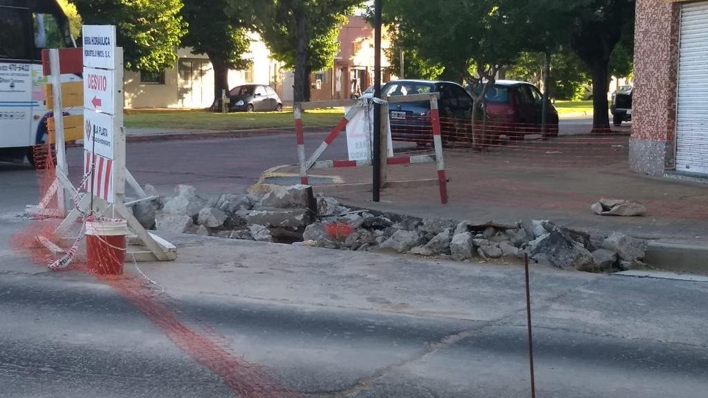 Quejas por escombros y obra vial “abandonada” en la zona de parque Alberti