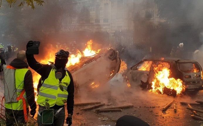Francia: tras las violentas protestas, marcha atrás con la suba de la nafta