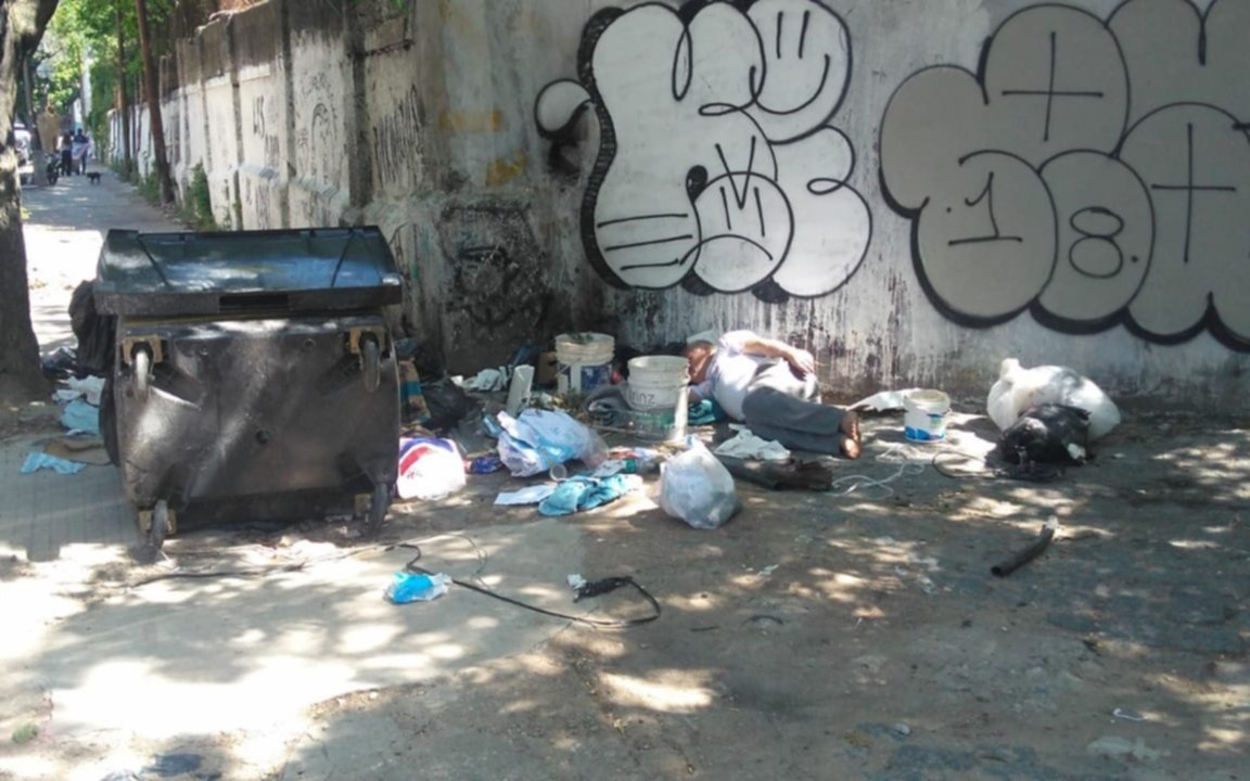 Denuncia por acumulación de basura en 4 y 45
