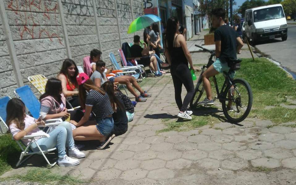 Montan “acampe” de 48 horas para conseguir una vacante en una escuela