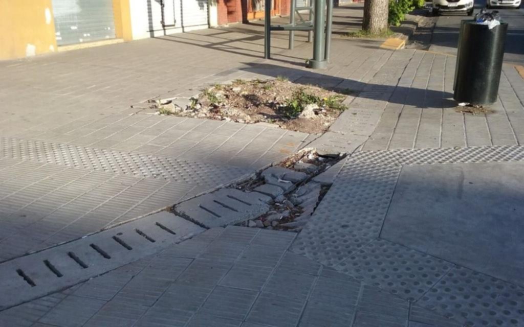 Vereda destruida en el centro de Los Hornos