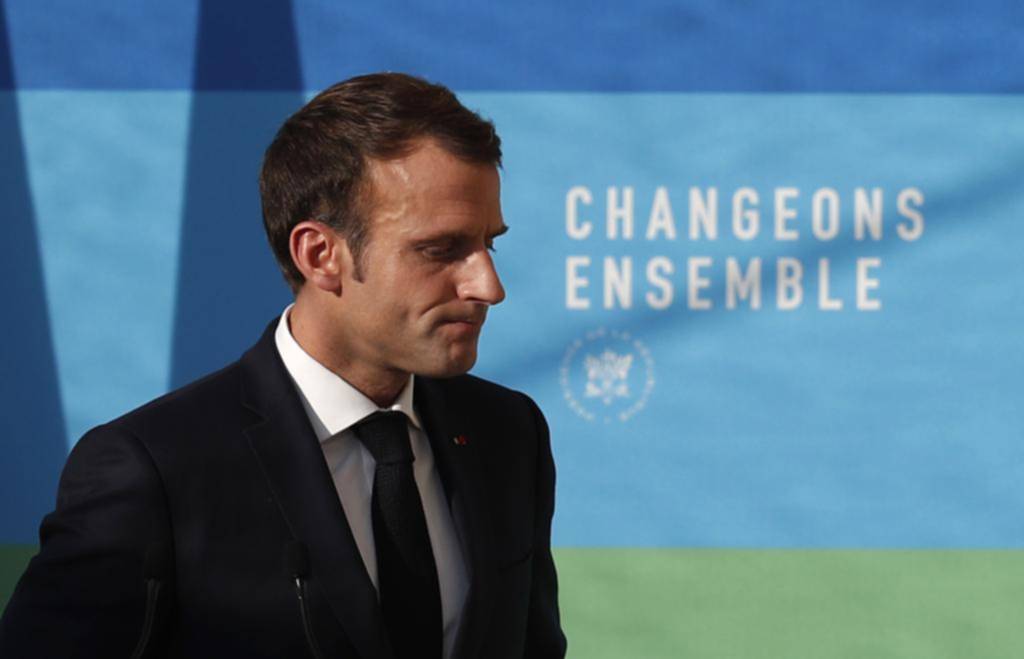 A Macron le torcieron el brazo y postergó el aumento de combustibles