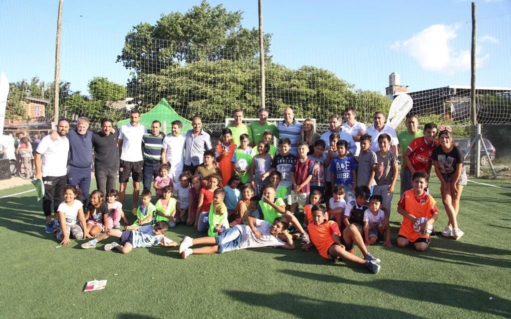 Inauguran espacio deportivo en el barrio "Villa Azul"