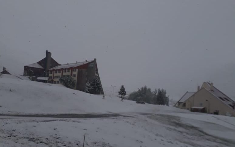 Sorpresa por una intensa nevada en Las Leñas en pleno diciembre