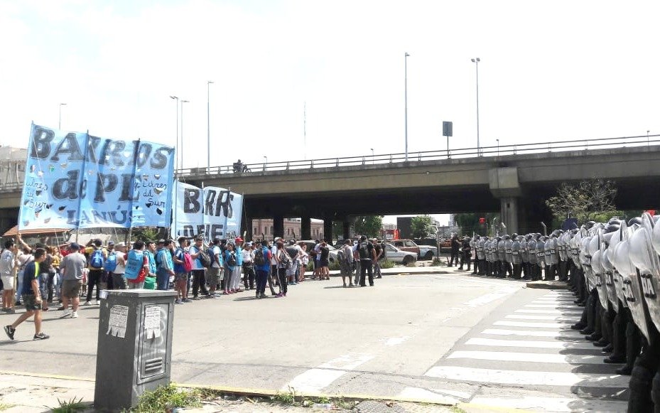 Tensión en Constitución: policías bloquean el paso de organizaciones sociales 