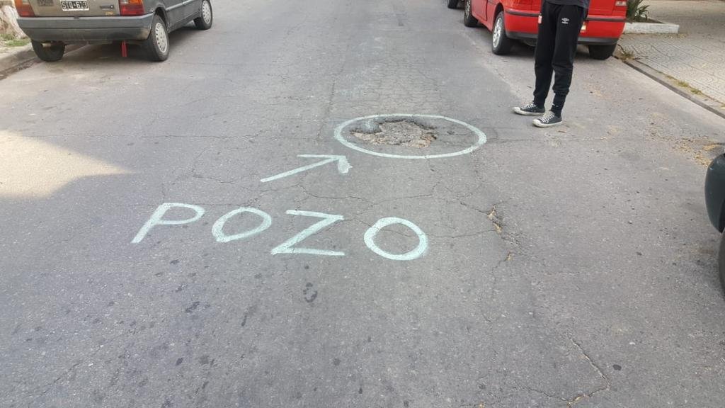 En Meridiano V señalizan los pozos en el pavimento