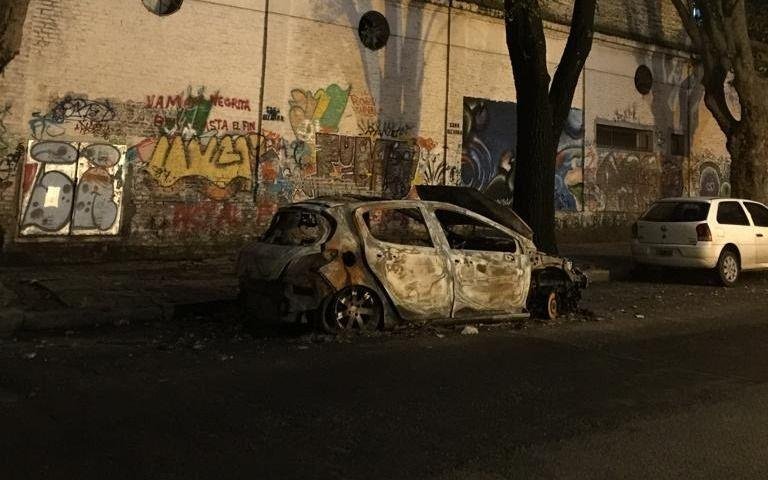 Molestias por un auto abandonado en 2, 57 y 58