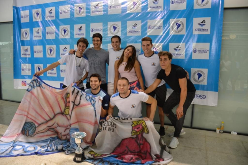 Una gran camada de nadadores locales