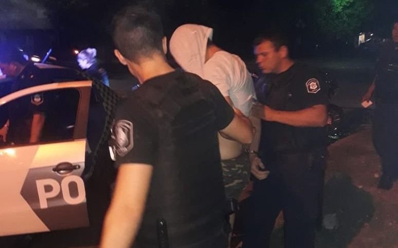 Discutió con su pareja, la apuñaló y fingió un robo