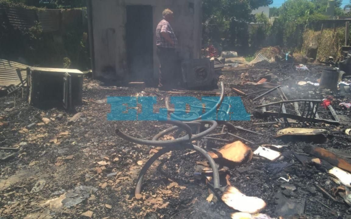 Voraz incendio arrasó una vivienda en Romero