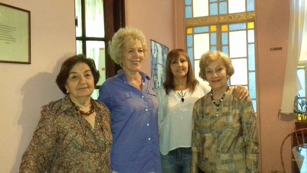 Las damas que sostienen el dormicentro del Hospital de Niños