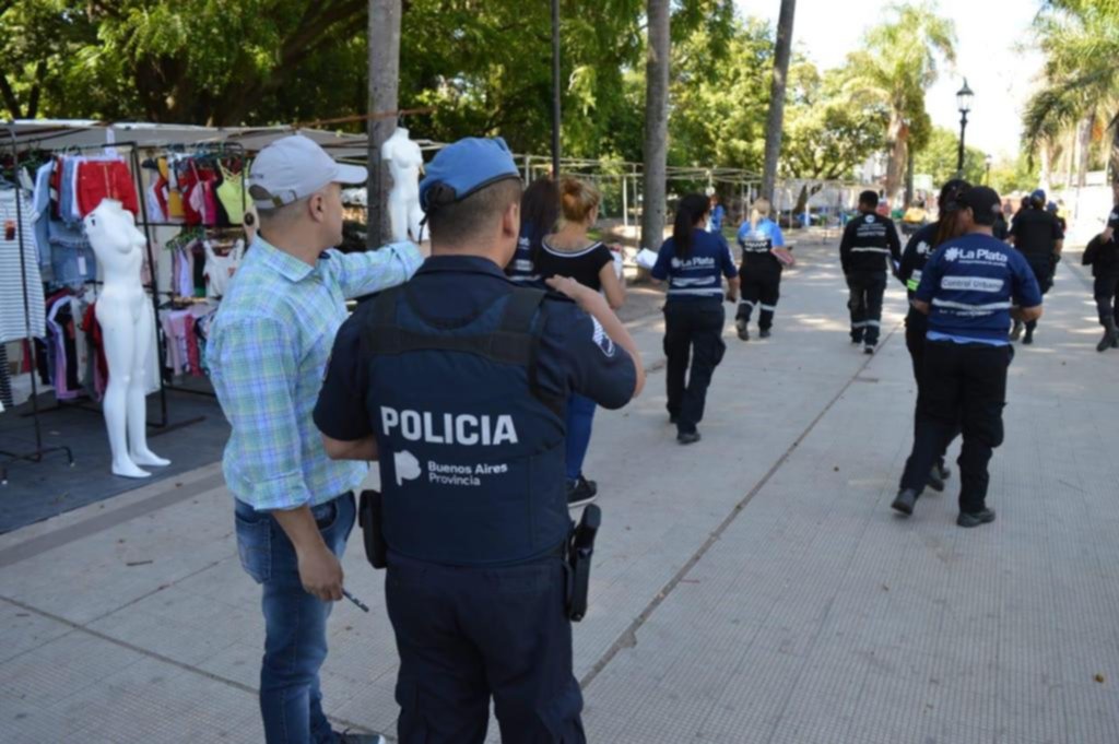 Intiman a los puesteros que se instalan en el Parque Saavedra sin autorización