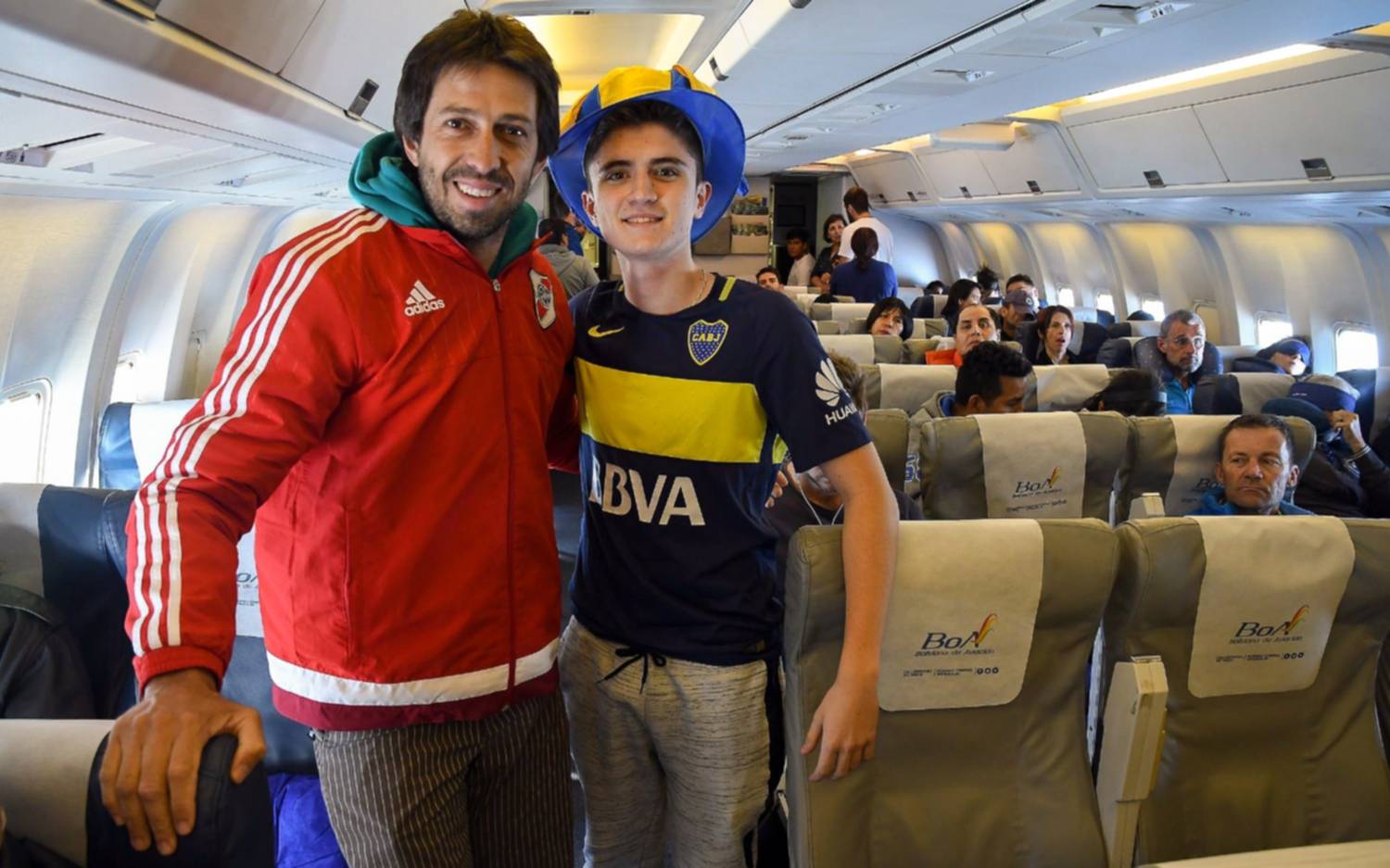 Sin incidentes en el último aterrizaje  de hinchas de Boca y River