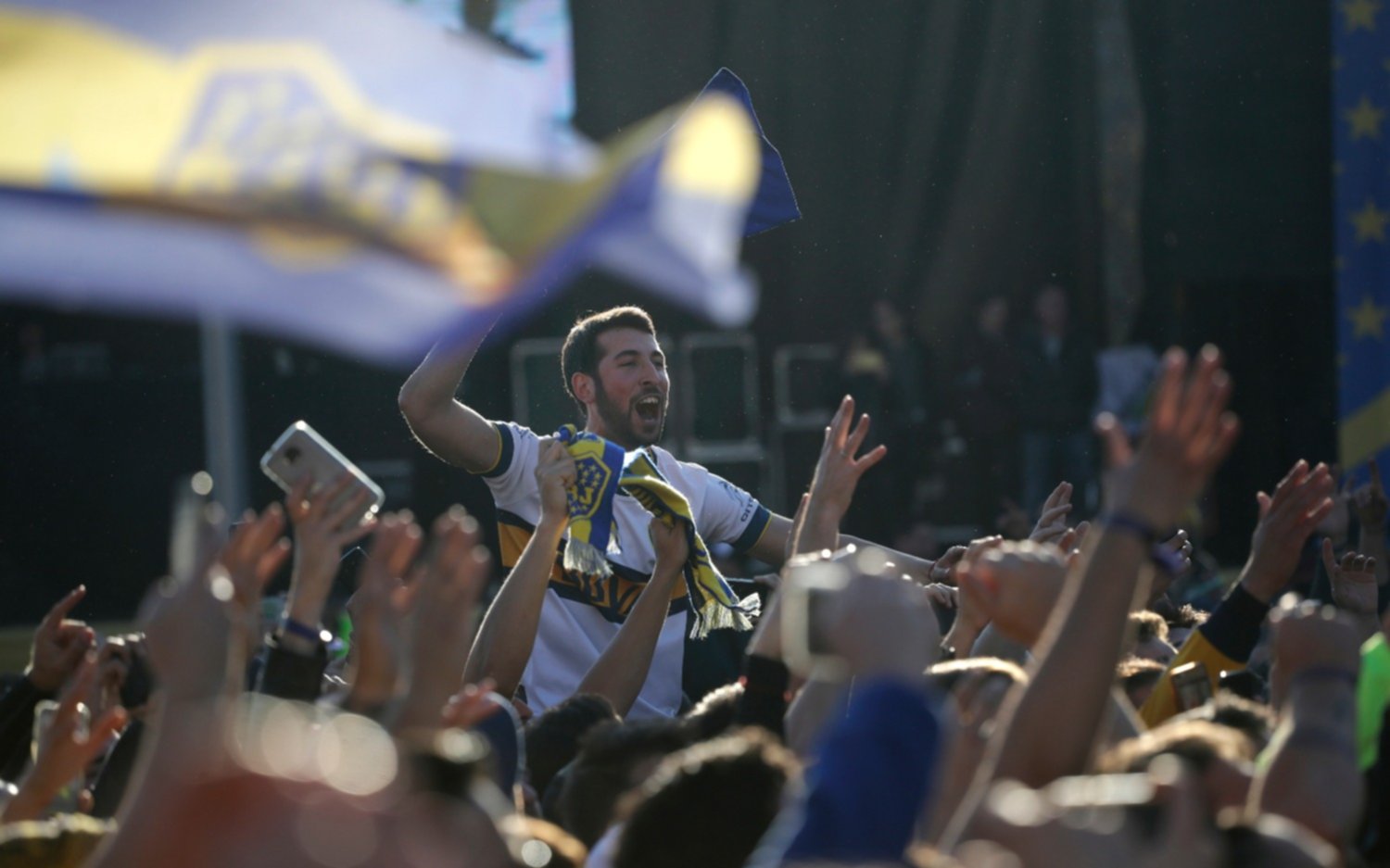 Las hinchadas le ponen todo el color los "fan fest"
