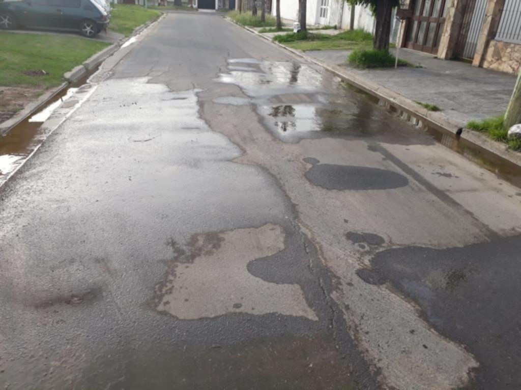 Cañería rota, hundimiento del asfalto y baja presión de agua en Los Hornos