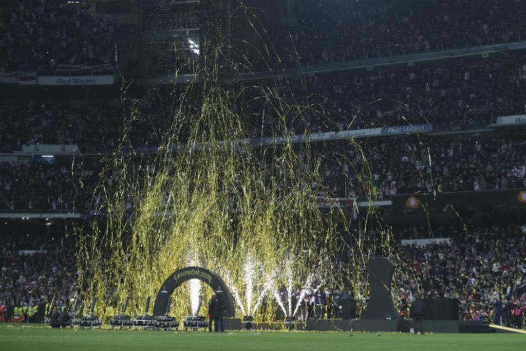 La Súper Final revolucionó el Bernabéu, que recibió a grandes figuras del fútbol