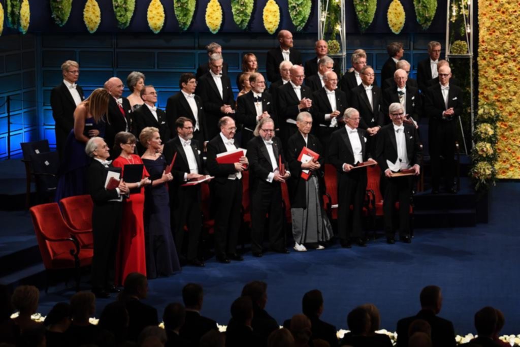Los ganadores del Premio Nobel recibieron sus títulos