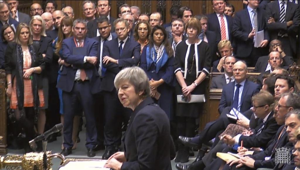 En una tumultuosa sesión del Parlamento May suspendió la votación sobre el Brexit