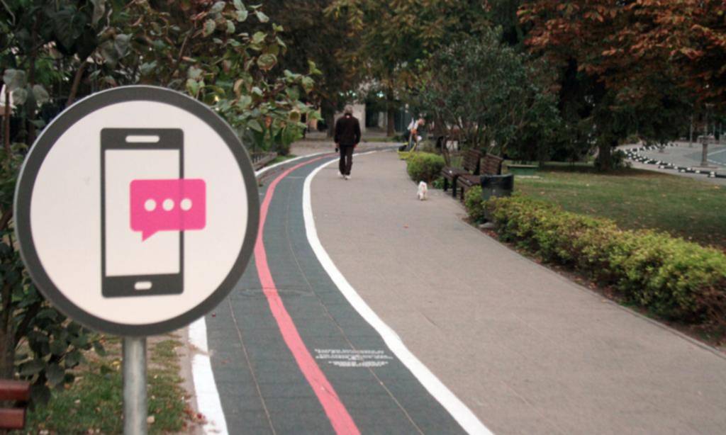 Carril exclusivo para peatones adictos al teléfono móvil