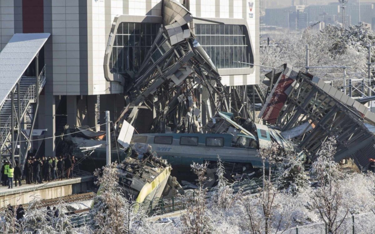 Un tren de alta velocidad chocó en Turquía: 9 muertos y cerca de 50 heridos