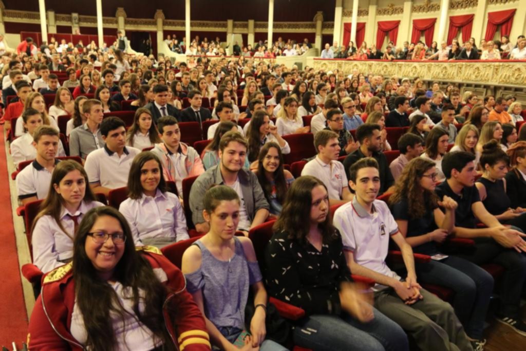 El Teatro Coliseo se vistió de gala para distinguir a los mejores alumnos de la Ciudad