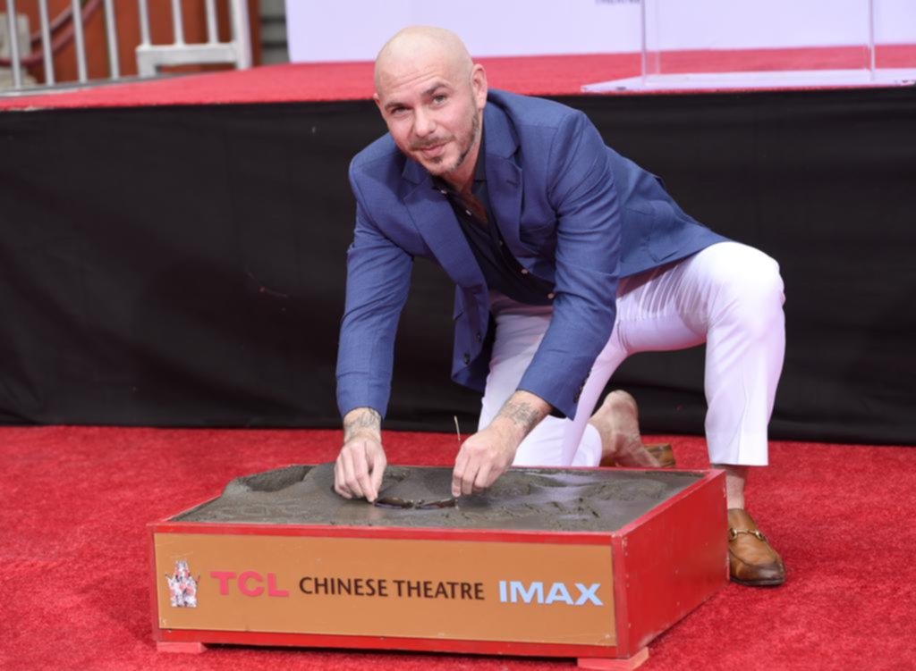 El reguetonero Pitbull dejó sus huellas en Hollywood