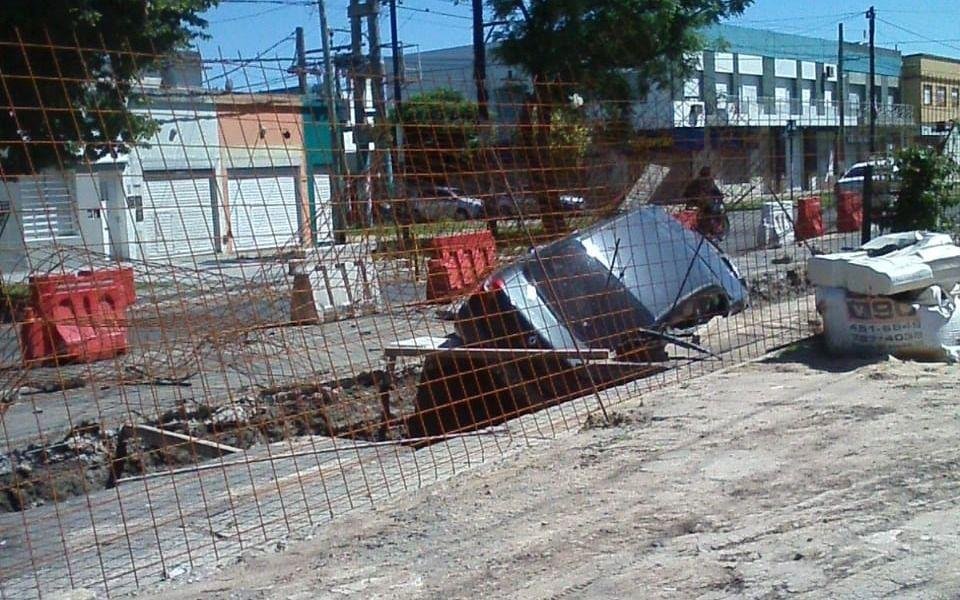 Vecinos de Los Hornos impactados por una obra en la 66 que se “tragó” un auto