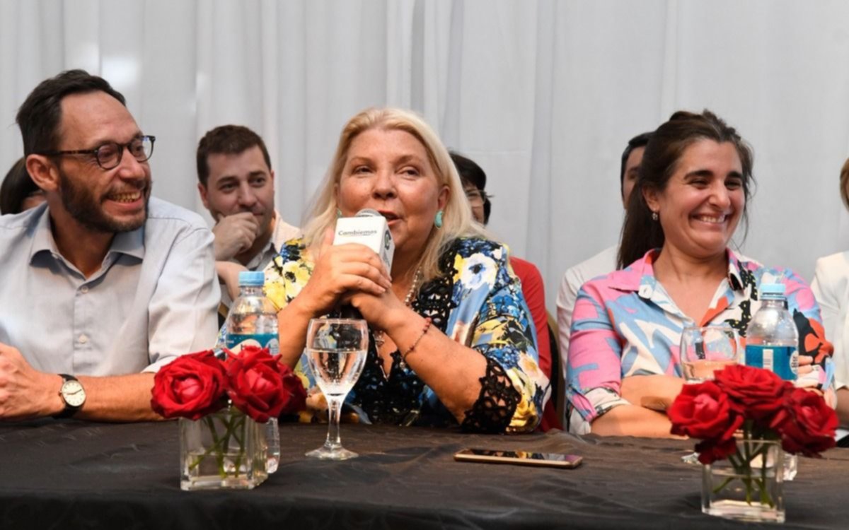Carrió: "estamos en una barca y hay tormenta, pero estamos sentados en la fina del medio"
