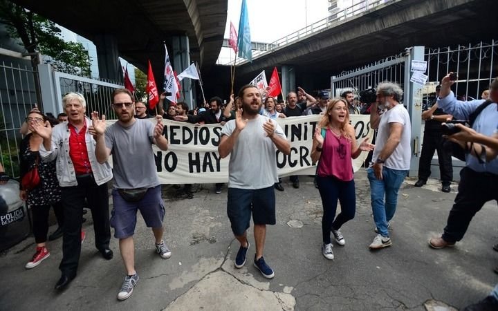 Violenta protesta de la CTEP en el edificio donde funcionan Canal 13 y TN