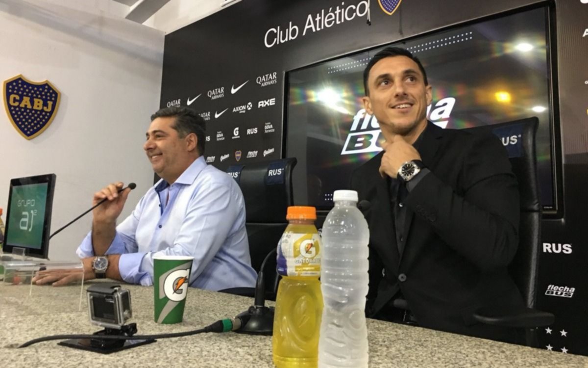 Angelici presentó a Burdisso como manager de Boca: "tomará las decisiones con la presidencia"