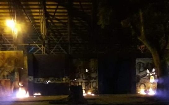 Vandalismo en el estadio del Bosque: quemaron un paredón y un portón 