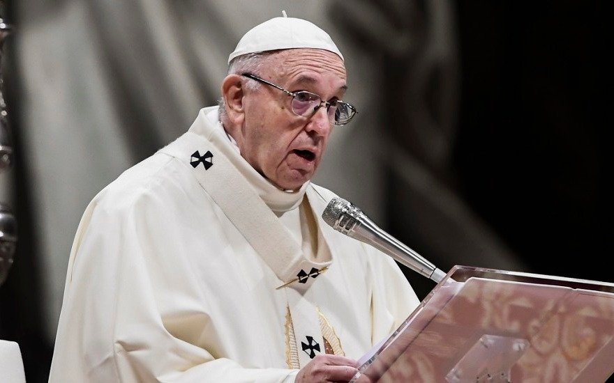 El Papa aceptó la renuncia de un obispo acusado de "conducta indebida con un menor"