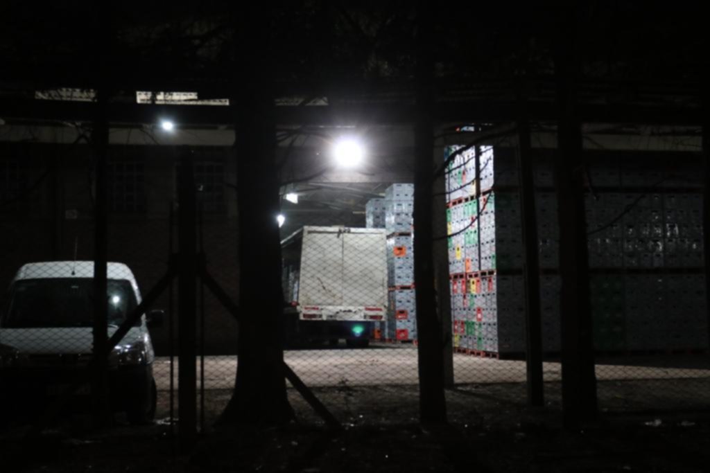 Banda de encapuchados robó dos millones y medio de pesos en una distribuidora de 19 y 516