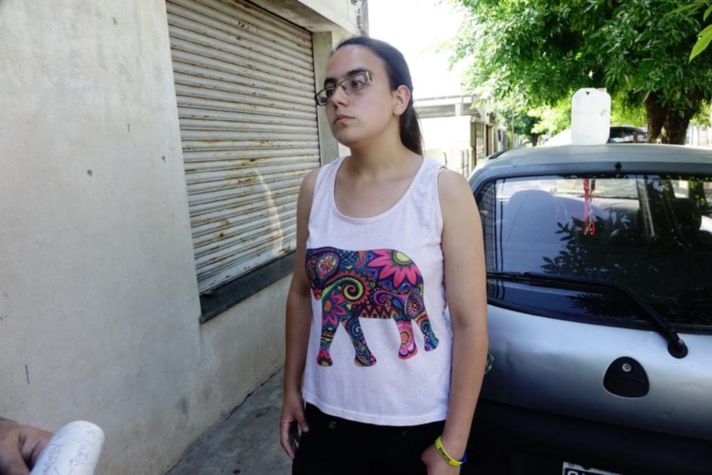 Un motochorro quiso asaltar a dos hermanas, pero ellas lo pusieron en fuga a pedradas