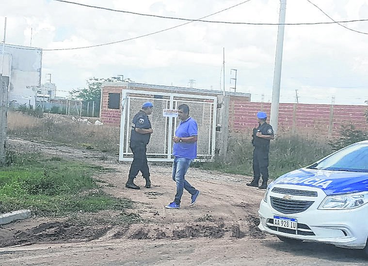 Intiman a vecinos que cerraron una calle con un gran portón de metal