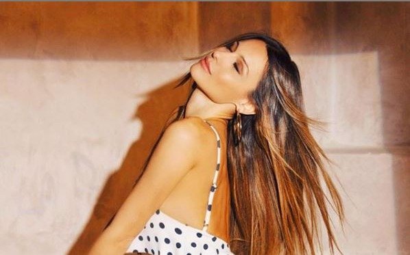 Pampita y una jugada producción de fotos en la playa