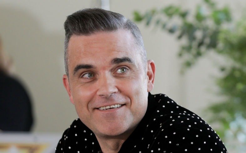  Robbie Williams ganó la disputa a su vecino Jimmy Page para construir una pileta