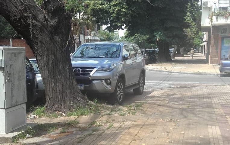 No frena el festival de mal estacionamiento