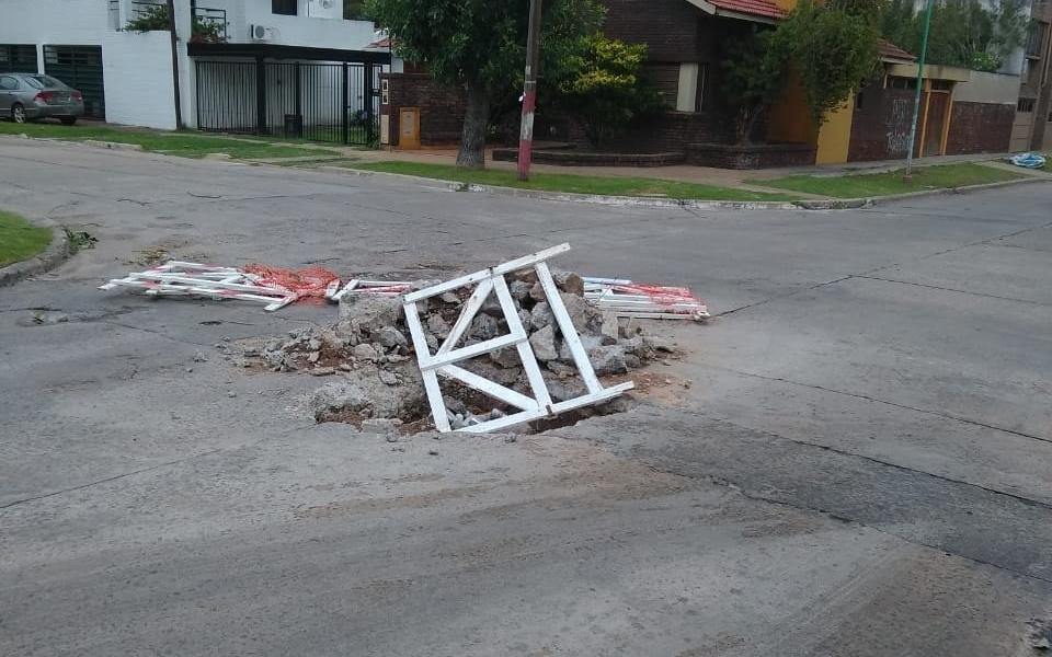 Pozo, vallas y calle destruida en la esquina de 4 y 531