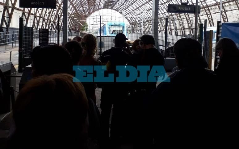 Con demoras, se reanudó el tren Roca tras estar 3 horas paralizado