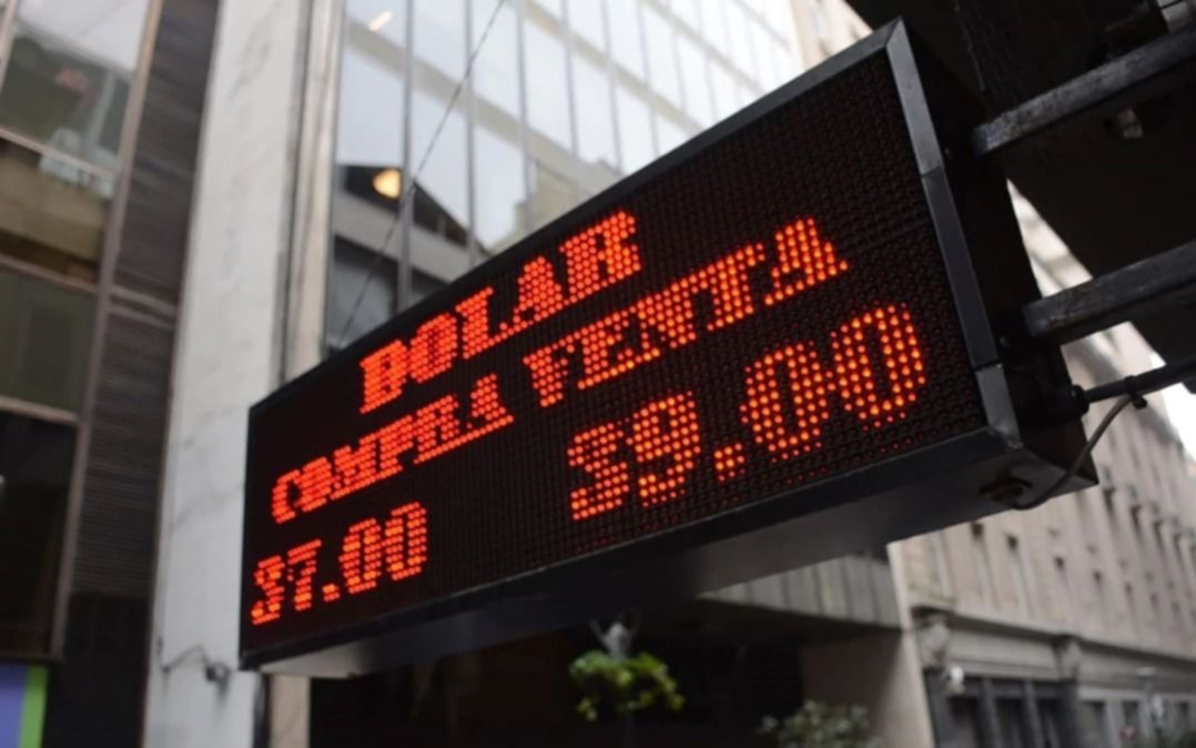 Leve baja del dólar y sigue subiendo el riesgo país